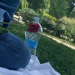 Antonio Dikele Distefano Instagram - Mi lasciò la rosa per un euro. Ti guardò e disse “siete la coppia più bella del parco “. Il tipo delle rose era riuscito a farti sorridere. Io ti guardavo e riuscivo solo a pensare “Non smettere mai di amare la vita, ricordati di sorridere e di non aver paura dei cambiamenti, delle dimenticanze, perché qualunque cosa accadrà, qualunque cosa sarai tu sarai con te. Chi ti ha lasciato ha perso, perdendoti. Ha perso qualcuno che l'aspettava, qualcuno che per amore ha sempre dato il meglio di sé senza che glielo chiedessero o l'accettassero. Non smettere mai di amare la vita, anche se non sei mai riuscita ad essere bambina, ad essere forte come volevi, ad essere bella come volevano. Non esistono scuse, chi ci ama ci resta vicino, perché quando si ama anche le piccole distanze sembrano enormi. Il punto di partenza diventa la geografia dei luoghi. Non smettere mai di amare la vita perché alla fine se una persona non ha saputo stare al nostro fianco quando ne ha avuto l'opportunità, mai lo meriterà”. Eravamo i più belli del parco.