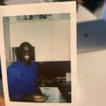 Antonio Dikele Distefano Instagram - io di te ho amato anche la fine, ho amato il dolore che mi hai dato. suona strano. non l’ho amato subito infatti. Il dolore, quello tipico, quello trascurabile se visto da fuori. non importava dove fossi, con chi o quando, perché lo stomaco lo sentivo in gola comunque. sembra strano ma io ho amato anche questo. non subito, ma come una lezione che capisci solo a distanza di molto tempo. le prime strofe dei dogo che capivo i significati nel tempo con diverse esperienze. felice di aver sofferto per te, per essere cresciuto, per la consapevolezza, per la certezza che se mi hai amato tu, può succedere di nuovo, che se può succedere di nuovo che qualcuno si stufi di me, potrò comunque ripartire. è per questo che infondo ti sono grato. tu non mi hai distrutto, mi hai dato la forza per ricostruirmi dall’ammasso di apaticità che credevo di essere e questa è la prova che in fondo, anche le persone come te, servono a qualcosa.