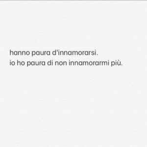 Antonio Dikele Distefano Instagram - Mi hanno sempre detto “sei da sposare” e poi hanno sposato altri. Hanno sempre trovato di meglio,  persone più accessibili del mio carattere difficile. Io non sono in grado di fidarmi. Anni fa mi hanno tradito e questo trauma me lo sono portato in ogni relazione, ogni volta ho lasciato che parlare fossero solo le mie paure. Mi dicono tutti “cerca di viverti il presente”, ma come si fa?  Come si capisce di non essere rotti quando tutti fuori non fanno nulla per tenerti? 
Io vorrei imparare a vivere senza pensare al fatto che si possa cambiare idea. Vivere senza pensare che nessuno voglia utilizzare il suo tempo per capirmi. 
Però nel mio caso hanno sempre preferito perdermi piuttosto che lottare e venirmi a prendere, mi hanno sempre lasciato in sospeso, nessuno che ti tiene, nessuno che ti rincorre, nessuno che ti viene a  prendere, eppure nonostante tutto dicono di volerti bene che non potevano trovar di meglio e poi ti lasciano andare. | @antoniodikeledistefano