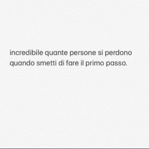 Antonio Dikele Distefano Instagram - Se una persona si allontana non implica che sia io il problema, che non sia abbastanza o non capace di mantenere nemmeno un rapporto. Le persone cambiano senza avvisare e non è solo perché amiamo qualcuno che lo possiamo salvare. Nella mia vita sono tornati in pochi. Non sono tornate nemmeno quelle persone a cui ho dato il massimo. Ho scoperto tardi come si sta con gli altri, quali sono le regole. E tutto questo mi ha sorpreso molto. Non ero preparato. Ero convinto che nella vita non si dovesse sempre scegliere, tenere la guardia alta. Almeno con certe persone, quelle che consideravo mie. Poi però ti rendi conto che ci sono delle priorità e che la dignità non puoi venire dopo la felicità e che ogni volta che si rincorre e si insegue si perde. Persone a cui ho portato anche la luna, e mi hanno accusato di avergli fatto ombra le stesse che mi hanno dato rimasugli, ma sono convinte di avermi dato l'universo. | @antoniodikeledistefano