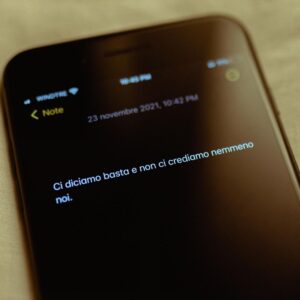 Antonio Dikele Distefano Instagram - c’è qualcosa in me che mi impedisce di essere felice. mi sento tra parentesi e questa fase mi provoca un dolore quasi fisico, un magone che si pone tra me e il sonno, tra me e lo sforzo di trovare una ragione valida per lasciarmi alle spalle tutto e tutti. vorrei nella mia vita qualcuno che mi renda felice e non solo orgoglioso, ma  nel frattempo qui, ci diciamo basta e non ci crediamo nemmeno noi, perché odio terminare i libri che non vorrei finissero mai, perché anche quando mi urli addosso preferisco ascoltare. |
@antoniodikeledistefano