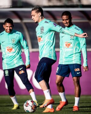 Antony Instagram - Não tem fórmula mágica… é ter foco e trabalhar!! Agradeço por estar aqui!! 🙏🏼🙏🏼🇧🇷⚽️ @cbf_futebol