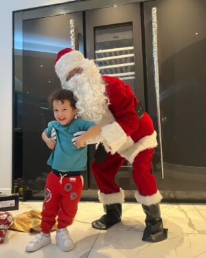 Antony Instagram - Que o significado desse dia esteja presente em seu coração filho , pois Jesus nasceu e junto com Ele o maior amor do mundo , assim como o do papai por você que está disposto à te fazer viver a magia e esperança que esse dia traz , inclusive me transformar em Papai Noel e vê o brilho e a alegria no seu olhar , que não tem preço !
Te amo meu filho , feliz Natal e seja sempre feliz 🎅🏻❤️