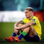 Antony Instagram - Não era assim que gostaria de começar essa mensagem… mas, antes de tudo, preciso dizer o quanto de orgulho tenho por cada um que viveu esse sonho comigo!! Foram anos, meses, semanas, dias e mais dias pensando em trazer esse título de volta para casa, o país do futebol! E tentamos de tudo… cada gota de suor derramada, cada carrinho, cada vibração, cada drible e gol…Fizemos! Hoje, fica a tristeza de uma eliminação, de um sonho interrompido… porém, a certeza que voltaremos ainda mais fortes, mais unidos e com a mesma gana de dar alegria a todos que torcem pela gente!! O Antony que hoje deixa o Qatar é o mesmo que pintava as ruas em Osasco sonhando com um título da Copa do Mundo. Não foi agora, mas retornaremos! O Hexa segue como nosso objetivo. Vamos chorar hoje, temos esse direito, somos seres humanos, mas amanhã já começaremos a reconstruir a nossa história! 🙏🏼🇧🇷
