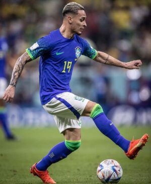 Antony Instagram - Seguimos!! Partiu oitavas e foco no nosso objetivo maior!! 🙏🏼👊🏼🇧🇷⚽️ @cbf_futebol