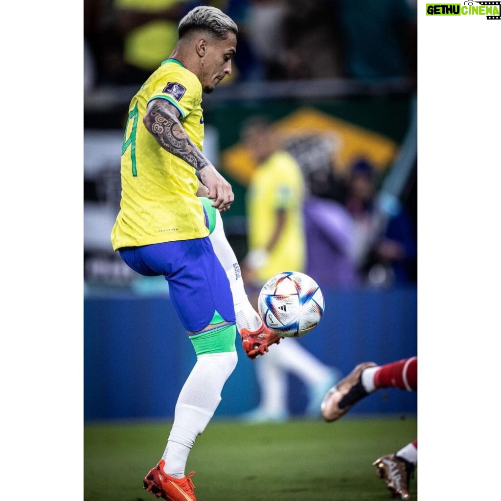 Antony Instagram - Primeiro objetivo ✅ Estamos nas oitavas!! Vaaaamos!! Seguir nossa luta e nosso sonho!! 🇧🇷⚽️🇶🇦 @cbf_futebol @fifaworldcup