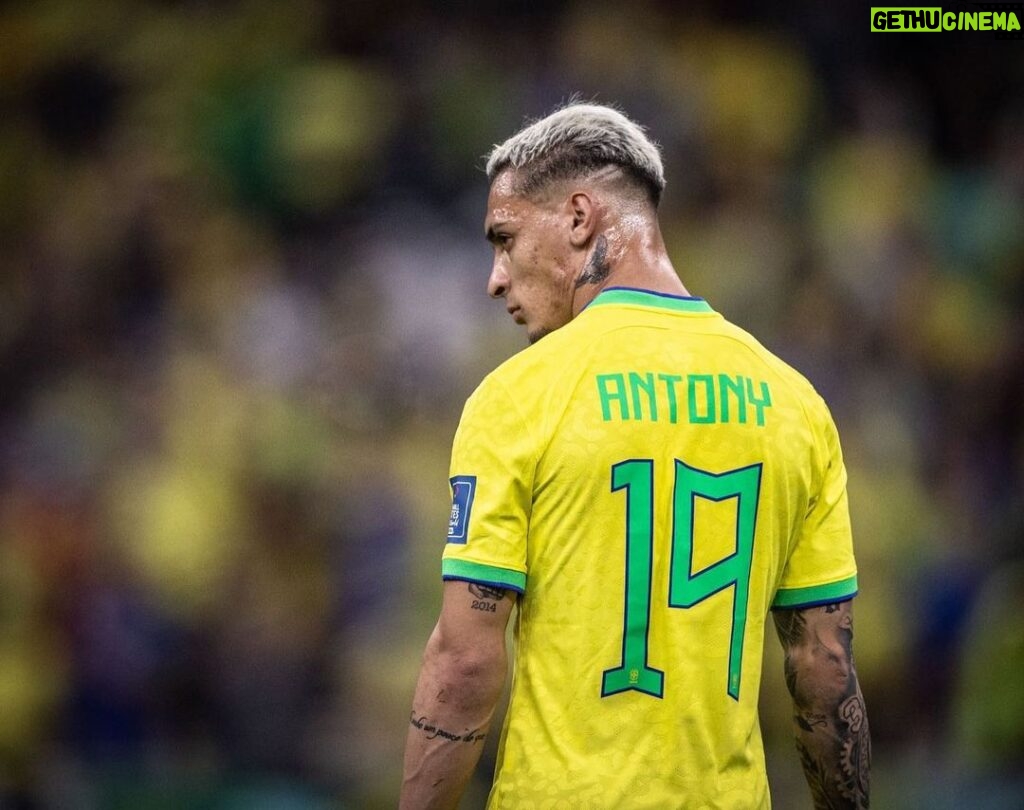 Antony Instagram - Estreia e vitória! Continuamos!! Primeiro passo 🙏🏼🙏🏼 🇧🇷🇶🇦 @cbf_futebol @fifaworldcup