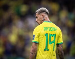 Antony Instagram - Estreia e vitória! Continuamos!! Primeiro passo 🙏🏼🙏🏼 🇧🇷🇶🇦 @cbf_futebol @fifaworldcup