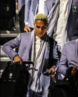 Antony Instagram - Chegamos!! 🇶🇦
Sete passos para o sonho!! Vamos 🇧🇷🇧🇷!! @cbf_futebol