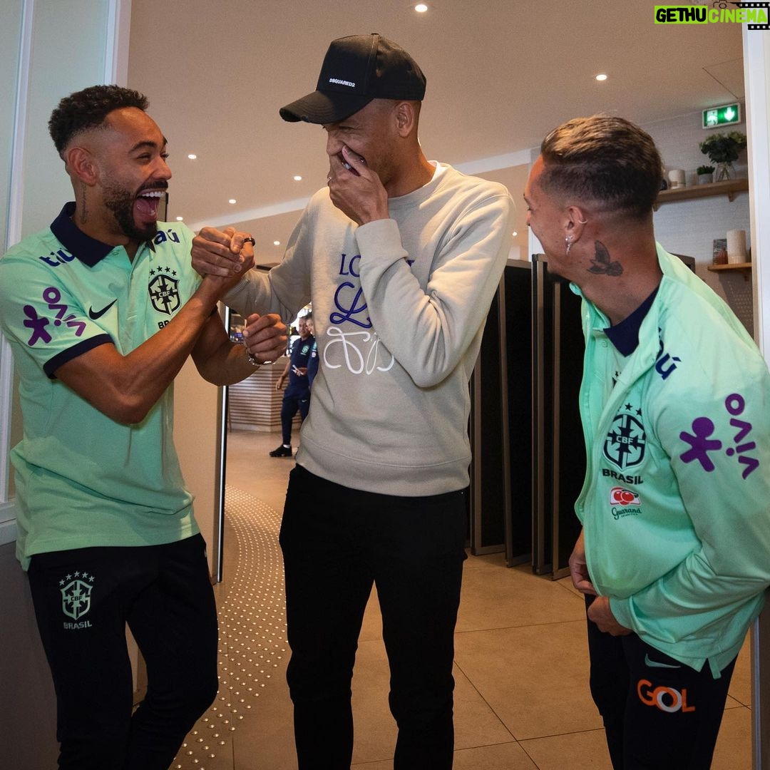 Antony Instagram - Geração nova, aprendendo a trairagem com ele… @fabinho 😂😂😂😂❤️ Q trio 🫶🏽