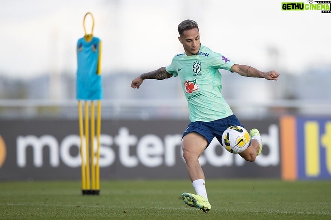 Antony Instagram - Sempre uma sensação diferente!! E sempre uma honra!!! Vamos!! 🇧🇷⚽️ @cbf_futebol