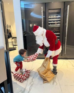 Antony Instagram - Que o significado desse dia esteja presente em seu coração filho , pois Jesus nasceu e junto com Ele o maior amor do mundo , assim como o do papai por você que está disposto à te fazer viver a magia e esperança que esse dia traz , inclusive me transformar em Papai Noel e vê o brilho e a alegria no seu olhar , que não tem preço !
Te amo meu filho , feliz Natal e seja sempre feliz 🎅🏻❤️