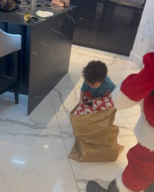 Antony Instagram - Que o significado desse dia esteja presente em seu coração filho , pois Jesus nasceu e junto com Ele o maior amor do mundo , assim como o do papai por você que está disposto à te fazer viver a magia e esperança que esse dia traz , inclusive me transformar em Papai Noel e vê o brilho e a alegria no seu olhar , que não tem preço !
Te amo meu filho , feliz Natal e seja sempre feliz 🎅🏻❤️