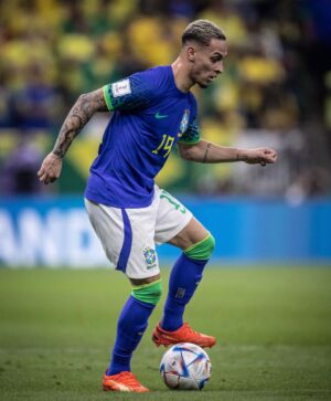 Antony Instagram - Seguimos!! Partiu oitavas e foco no nosso objetivo maior!! 🙏🏼👊🏼🇧🇷⚽️ @cbf_futebol