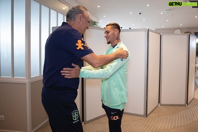 Antony Instagram - Sempre uma sensação diferente!! E sempre uma honra!!! Vamos!! 🇧🇷⚽️ @cbf_futebol