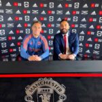Antony Instagram - O dinheiro tira um homem da miséria Mas não pode arrancar de dentro dele a favela São poucos que entram em campo pra vencer A alma guarda o que a mente tenta esquecer… @racionaiscn Manchester United-Football Club
