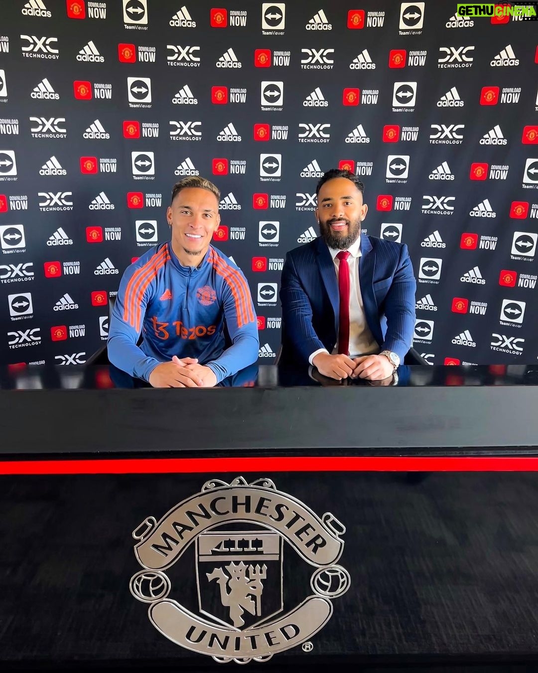 Antony Instagram - O dinheiro tira um homem da miséria Mas não pode arrancar de dentro dele a favela São poucos que entram em campo pra vencer A alma guarda o que a mente tenta esquecer… @racionaiscn Manchester United-Football Club