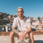 Antony Instagram - Foi aí onde todo o meu sonho começou ... Foi correndo nas vielas , jogando futebol descalço na quadra que se firmaram minhas raízes e eu tenho muito orgulho de estar onde estou mas principalmente de saber da onde eu vim ! Saber que essa luta começou com os meus pais que mesmo com poucas condições criaram eu e meus irmãos com muita dignidade num lugar que ao olhar de muitos tinha poucas oportunidades mas eu sou a prova que nasci , cresci e fui criado pra viver o melhor momento da minha vida ! A favela é isso , é aprender , é ver em cada olhar de cada pessoa o brilho de viver algo extraordinário e eu sou uma dessas pessoas ! Fiz e faço parte disso , com muito orgulho , favelado e sonhador . 💎 Osasco-SP