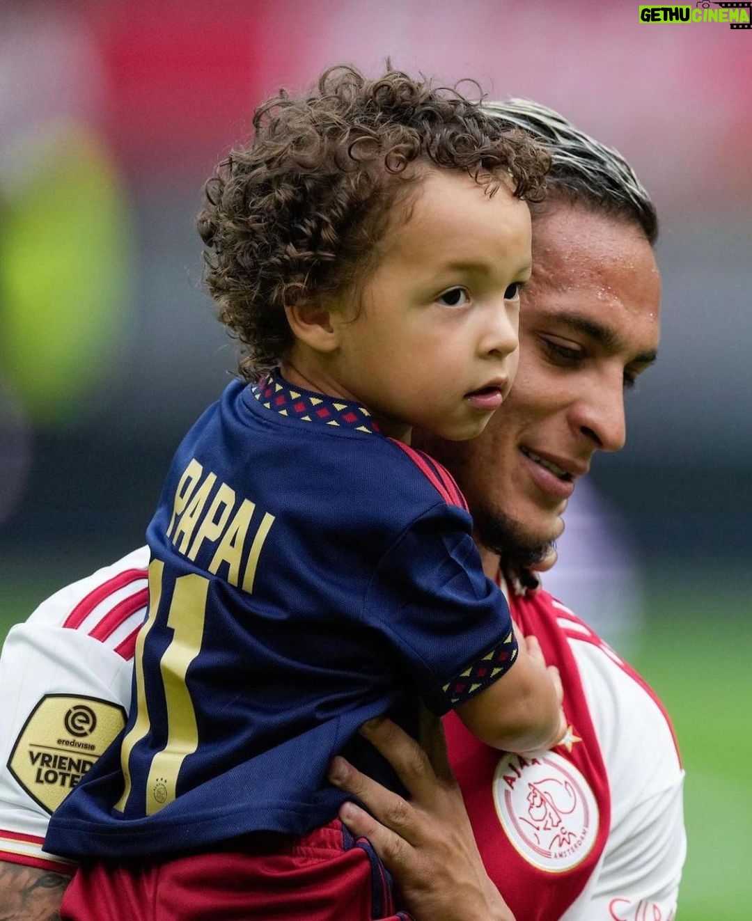 Antony Instagram - Que alegria ter você comigo neste dia tão especial!!! E parabéns, @afcajax, pela grande vitória!! Golaço foi pra você, meu príncipe!! ❤️❤️⚽️