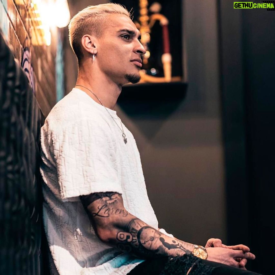 Antony Instagram - "...Gratidão, integridade, honestidade, papo reto e só visão!! Eu sei que toda glória vai ser dada a Deus!! Mas não posso esquecer daquele que me deu a mão..." 🎼🎼 🎤