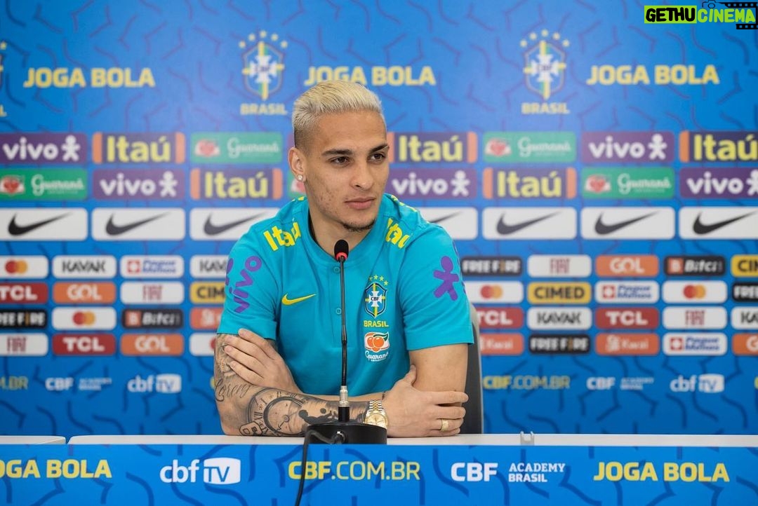 Antony Instagram - 🎙 🗣 🇧🇷 Pronto para mais 2 desafios pelo meu país!! Expectativa alta!! Obrigado meu Deus!! 🙌🏽🙌🏽 @cbf_futebol @lucasfigfoto📸