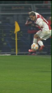 Antony Instagram - 🤤 Joga bonito. Always. 🇧🇷 🤙 @afcajax @antony00 #UCL #Ajax