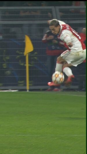 Antony Instagram - 🤤 Joga bonito. Always. 🇧🇷 🤙

@afcajax @antony00 #UCL #Ajax
