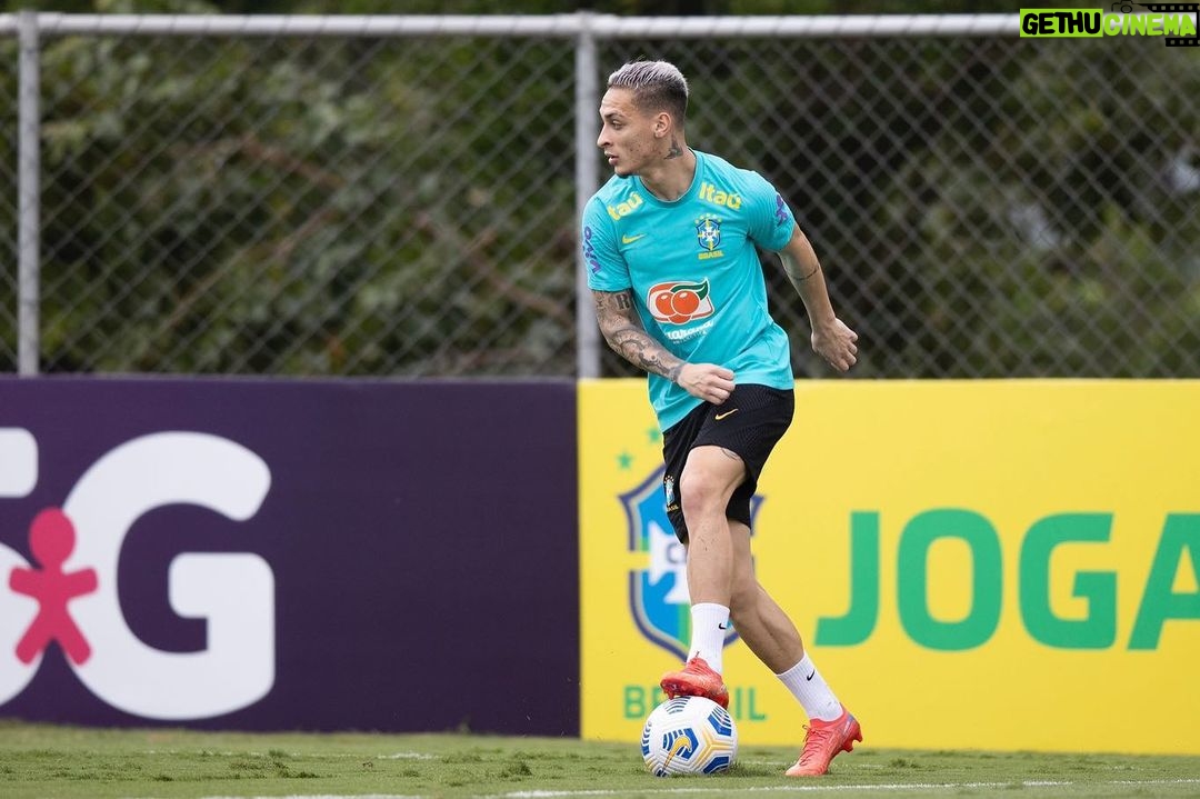 Antony Instagram - No clima!! 🇧🇷 Mais um dia de preparação!! @cbf_futebol @lucasfigfoto 📸