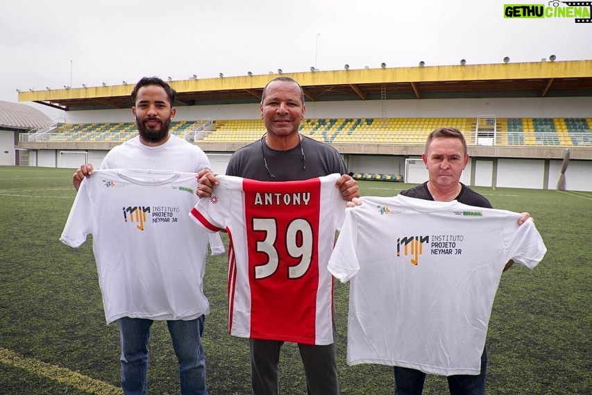 Antony Instagram - Obrigado, @institutoneymarjr @neymarpai_ e @neymarjr, por receberem minha família!! Agradecemos o apoio e referência neste grande projeto!! Vocês estão de parabéns!! Que muitos também possam se espelhar em tudo que é feito no Instituto! 🙏🏽🙏🏽 Instituto Neymar Jr