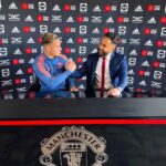 Antony Instagram - O dinheiro tira um homem da miséria Mas não pode arrancar de dentro dele a favela São poucos que entram em campo pra vencer A alma guarda o que a mente tenta esquecer… @racionaiscn Manchester United-Football Club