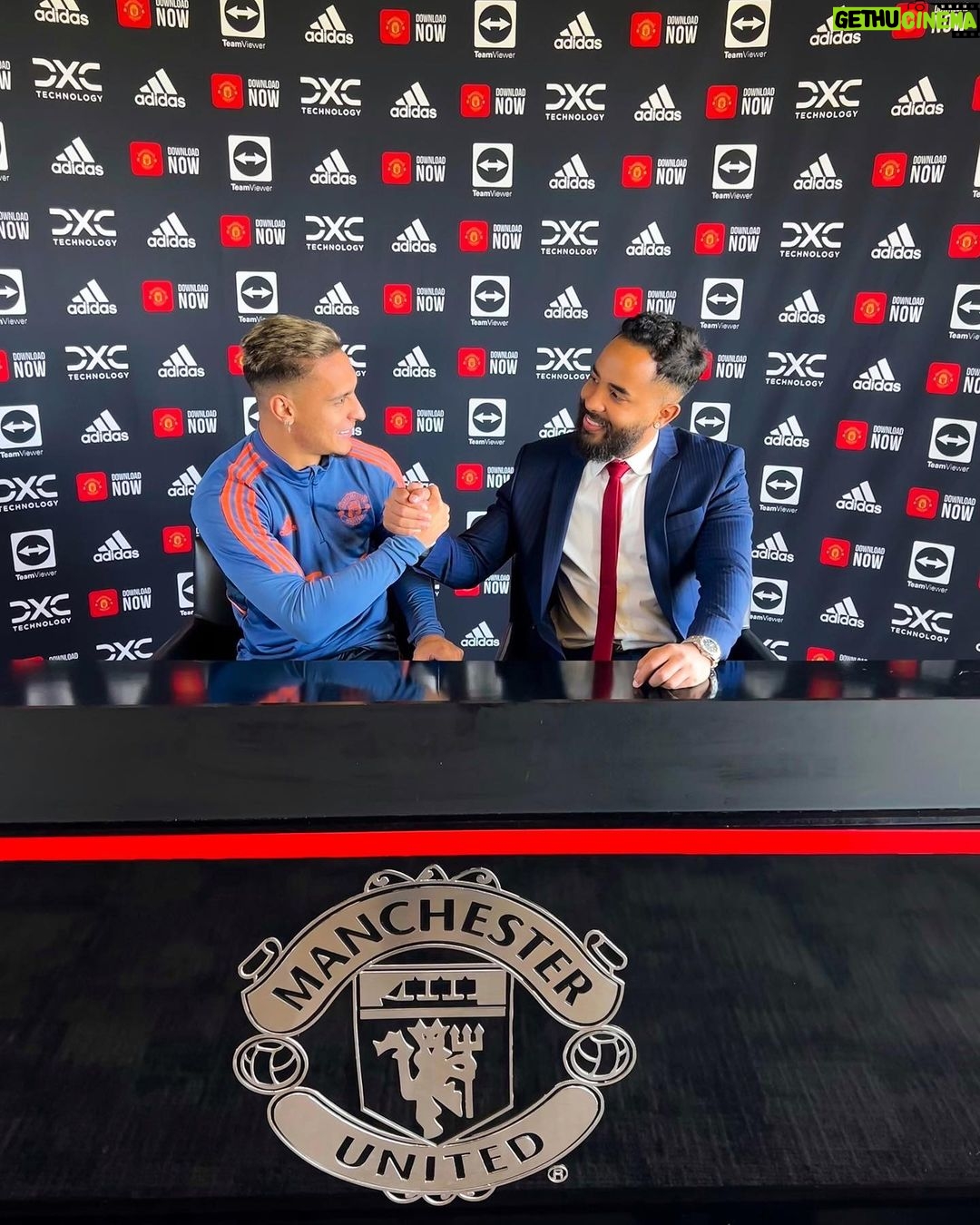 Antony Instagram - O dinheiro tira um homem da miséria Mas não pode arrancar de dentro dele a favela São poucos que entram em campo pra vencer A alma guarda o que a mente tenta esquecer… @racionaiscn Manchester United-Football Club