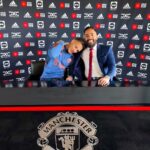 Antony Instagram - O dinheiro tira um homem da miséria Mas não pode arrancar de dentro dele a favela São poucos que entram em campo pra vencer A alma guarda o que a mente tenta esquecer… @racionaiscn Manchester United-Football Club