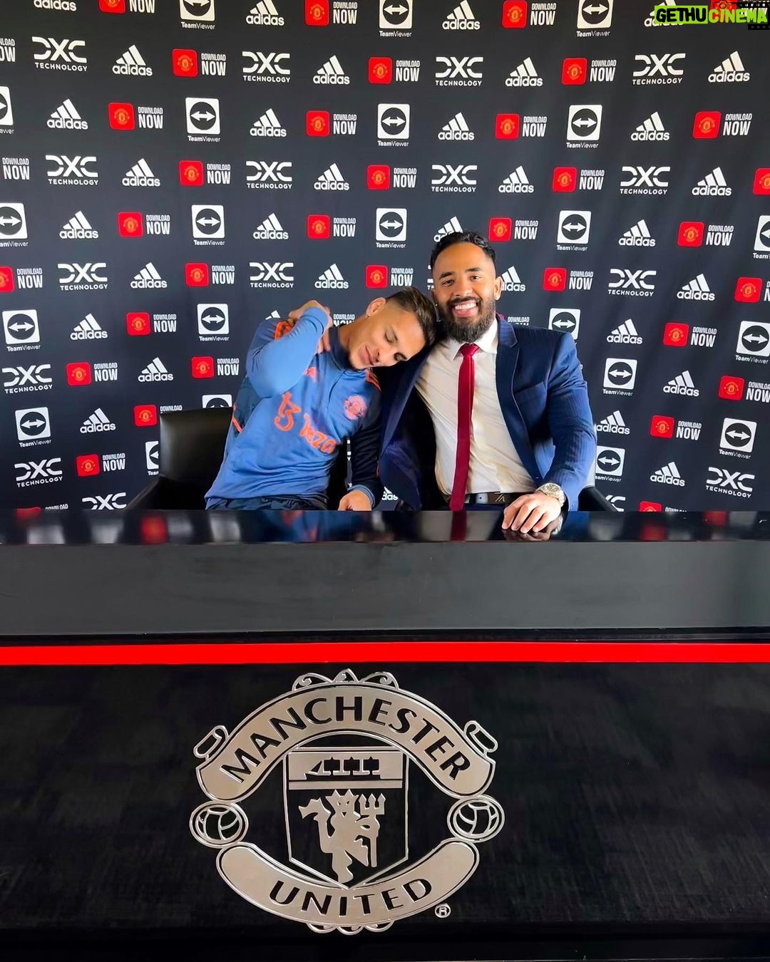 Antony Instagram - O dinheiro tira um homem da miséria Mas não pode arrancar de dentro dele a favela São poucos que entram em campo pra vencer A alma guarda o que a mente tenta esquecer… @racionaiscn Manchester United-Football Club