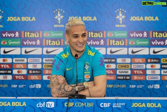 Antony Instagram - 🎙 🗣 🇧🇷 Pronto para mais 2 desafios pelo meu país!! Expectativa alta!! Obrigado meu Deus!! 🙌🏽🙌🏽 @cbf_futebol @lucasfigfoto📸
