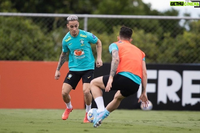 Antony Instagram - No clima!! 🇧🇷 Mais um dia de preparação!! @cbf_futebol @lucasfigfoto 📸