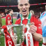 Antony Instagram - Dream!! 🏆🔥 @manchesterunited @thecarabaocup
