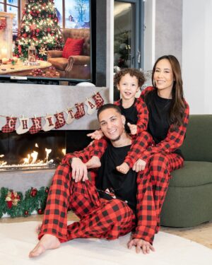 Antony Instagram - No meu lar o amor já está presente , assim como a presença de Jesus que é o significado real dessa data e eu sou feliz em poder passar mais um ano ao lado das pessoas que eu amo e que me amam também !
Da minha casa ,  com muito amor , um feliz natal 🎄❤️