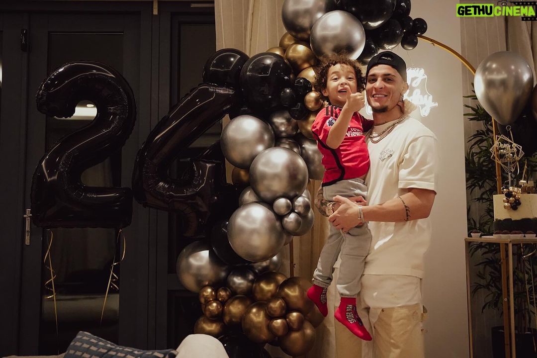 Antony Instagram - Obrigado, meu DEUS! Minha base!!! Que se inicie um ciclo maravilhoso em nossas vidas! Obrigado a todos pelas mensagens de aniversário e carinho! ❤️❤️