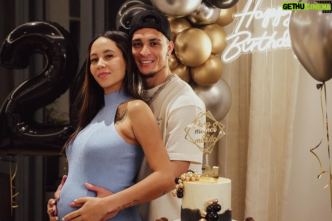 Antony Instagram - Obrigado, meu DEUS! Minha base!!! Que se inicie um ciclo maravilhoso em nossas vidas! Obrigado a todos pelas mensagens de aniversário e carinho! ❤️❤️
