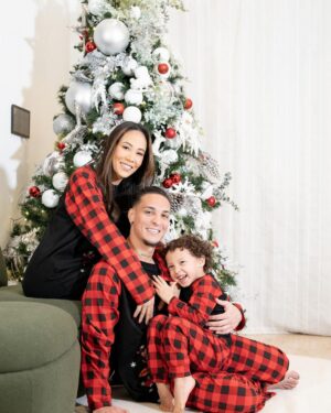 Antony Instagram - No meu lar o amor já está presente , assim como a presença de Jesus que é o significado real dessa data e eu sou feliz em poder passar mais um ano ao lado das pessoas que eu amo e que me amam também !
Da minha casa ,  com muito amor , um feliz natal 🎄❤️
