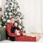 Antony Instagram - No meu lar o amor já está presente , assim como a presença de Jesus que é o significado real dessa data e eu sou feliz em poder passar mais um ano ao lado das pessoas que eu amo e que me amam também ! Da minha casa , com muito amor , um feliz natal 🎄❤️