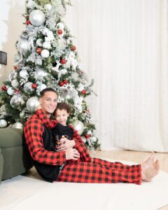 Antony Instagram - No meu lar o amor já está presente , assim como a presença de Jesus que é o significado real dessa data e eu sou feliz em poder passar mais um ano ao lado das pessoas que eu amo e que me amam também ! Da minha casa , com muito amor , um feliz natal 🎄❤️