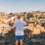 Antony Instagram - Foi aí onde todo o meu sonho começou ... Foi correndo nas vielas , jogando futebol descalço na quadra que se firmaram minhas raízes e eu tenho muito orgulho de estar onde estou mas principalmente de saber da onde eu vim ! Saber que essa luta começou com os meus pais que mesmo com poucas condições criaram eu e meus irmãos com muita dignidade num lugar que ao olhar de muitos tinha poucas oportunidades mas eu sou a prova que nasci , cresci e fui criado pra viver o melhor momento da minha vida ! A favela é isso , é aprender , é ver em cada olhar de cada pessoa o brilho de viver algo extraordinário e eu sou uma dessas pessoas ! Fiz e faço parte disso , com muito orgulho , favelado e sonhador . 💎 Osasco-SP