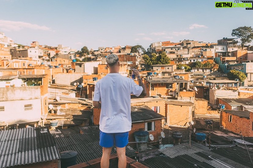 Antony Instagram - Foi aí onde todo o meu sonho começou ... Foi correndo nas vielas , jogando futebol descalço na quadra que se firmaram minhas raízes e eu tenho muito orgulho de estar onde estou mas principalmente de saber da onde eu vim ! Saber que essa luta começou com os meus pais que mesmo com poucas condições criaram eu e meus irmãos com muita dignidade num lugar que ao olhar de muitos tinha poucas oportunidades mas eu sou a prova que nasci , cresci e fui criado pra viver o melhor momento da minha vida ! A favela é isso , é aprender , é ver em cada olhar de cada pessoa o brilho de viver algo extraordinário e eu sou uma dessas pessoas ! Fiz e faço parte disso , com muito orgulho , favelado e sonhador . 💎 Osasco-SP