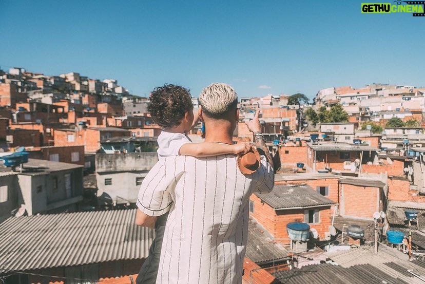 Antony Instagram - Foi aí onde todo o meu sonho começou ... Foi correndo nas vielas , jogando futebol descalço na quadra que se firmaram minhas raízes e eu tenho muito orgulho de estar onde estou mas principalmente de saber da onde eu vim ! Saber que essa luta começou com os meus pais que mesmo com poucas condições criaram eu e meus irmãos com muita dignidade num lugar que ao olhar de muitos tinha poucas oportunidades mas eu sou a prova que nasci , cresci e fui criado pra viver o melhor momento da minha vida ! A favela é isso , é aprender , é ver em cada olhar de cada pessoa o brilho de viver algo extraordinário e eu sou uma dessas pessoas ! Fiz e faço parte disso , com muito orgulho , favelado e sonhador . 💎 Osasco-SP