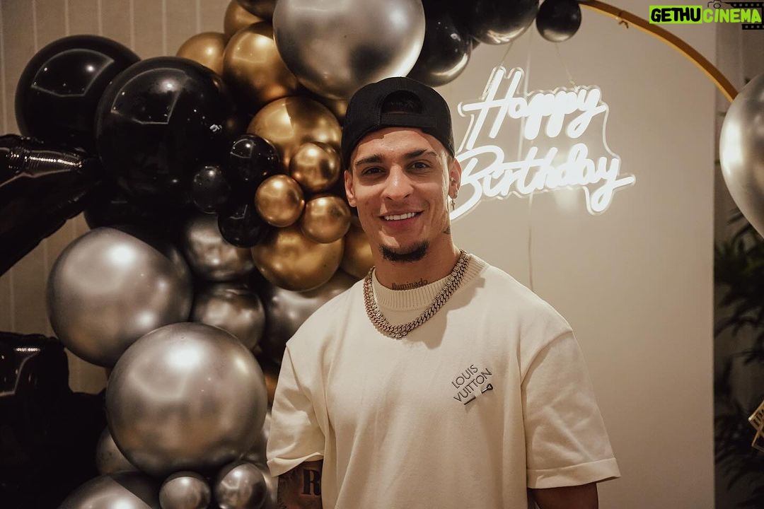 Antony Instagram - Obrigado, meu DEUS! Minha base!!! Que se inicie um ciclo maravilhoso em nossas vidas! Obrigado a todos pelas mensagens de aniversário e carinho! ❤️❤️