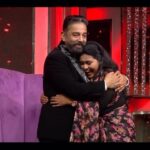 Anu Anand Instagram - Oh my god !!!!!😍😍😍 Na enna solluven 😍😍 epdi solluven 😍😍😍 A hug from my aandavar 😍😍. This is something huge 😍😍 this is a Beautiful memory which I’ll Cherrish forever 😍😍 @ikamalhaasan . . . #kamalhaasan #kamalhaasanfan #fanofkamalhassan #anuanandsupersinger8 #anuanand_official #anuanand
