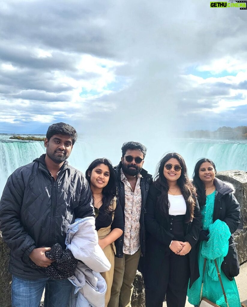 Anu Anand Instagram - Us ♥♥♥♥♥!! My world , my everything 🌎 #family #myworld #sisterlove❤ Nayagara Falls