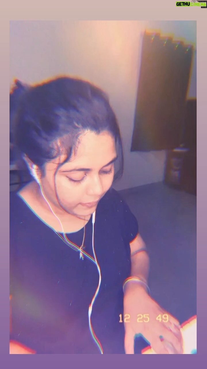 Anu Anand Instagram - This is the First time ever Iām attempting to play and sing., forgive me if any mistakes made.., Chumma oru try.š