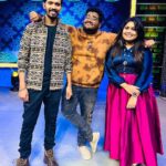Anu Anand Instagram - @mediamasons Proudly presents “Frienda Pola Yaaru Macha” - Fun Game Show 💥 @bharathkrajeshofficial @anuanand_official @adavadi_ansar Costume : @styl_chennai #mediamasons #fpym #bharath #anuanand #adavadiansar